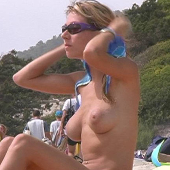 Francesas en topless en la playa