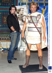 Колин Фаррелл (Colin Farrell) Madame Tussauds Wax Museum, New York City, 23.11.2004 (69xHQ) N6vy4dcd